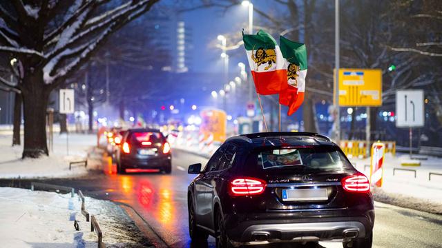 Dutzende Autos: Protest gegen Gewalt im Iran: Autokorso fährt durch Hannover