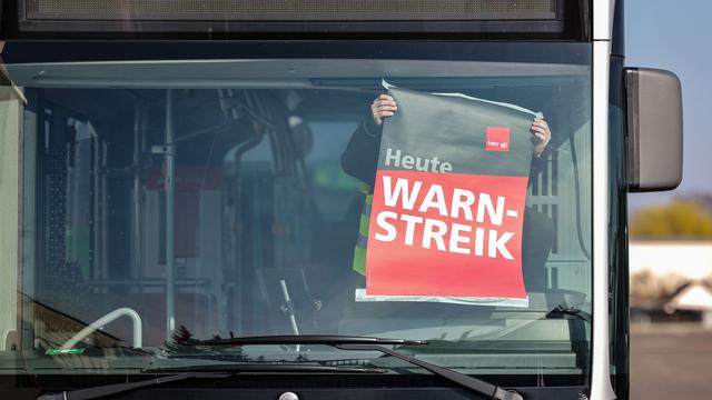 Nahverkehr und Behörden: Verdi ruft für Montag zum großen Warnstreik auf