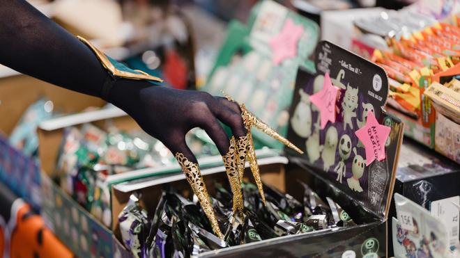 Fotografie: Ein Model geht während der Marc Cain Fashion Show im Rahmen der Berlin Fashion Week im Funkhaus Berlin über den Laufsteg.