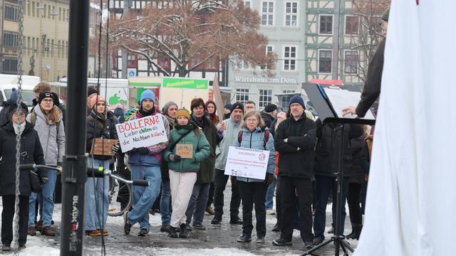 Debatte um Böllerverbot: Nach Brand: Demonstration für Verbot von Privatfeuerwerk