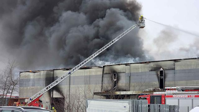 Zehn Feuerwehren im Einsatz: Lagerhalle in Lübesse steht in Flammen – Ursache noch unklar