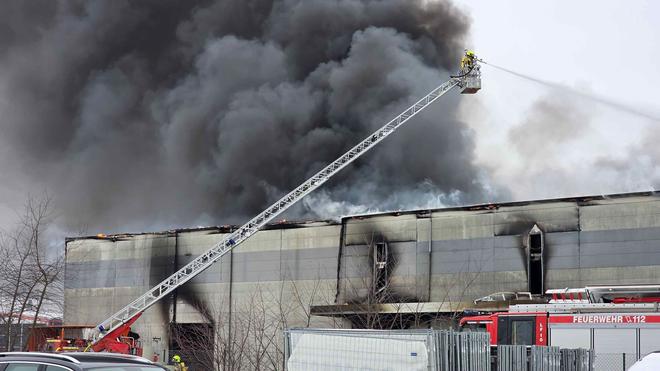 Brände: Die Feuerwehr ist weiterhin mit den Löscharbeiten beschäftigt (Symbolbild)