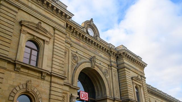 Am Magdeburger Hauptbahnhof: Mehrere Männer greifen Bundespolizisten an