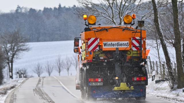 Glätte: Viel Streusalz in Brandenburg - bisher kein Gurkenwasser