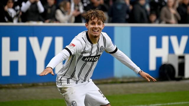 Fußball-Bundesliga: Auch Otele kommt: HSV baut Kader um