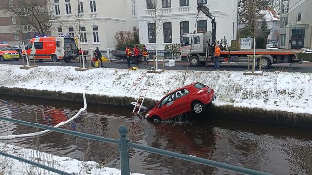 Schwerer Unfall in Oldenburg: Auto stürzt in eiskalten Fluss – Ersthelfer rettet Fahrer