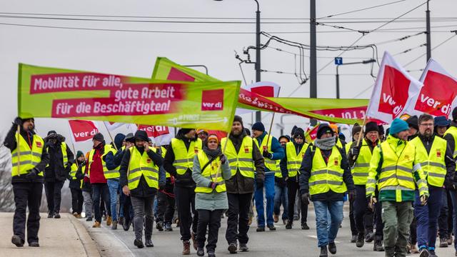 Tarifstreit: Bundesweite Warnstreiks im Nahverkehr angelaufen