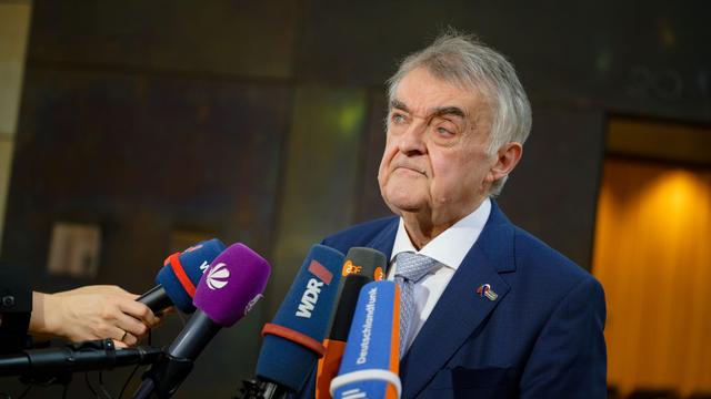 Innenminister im Visier: Interne Anzeige gegen Reul wegen Einmischung in Mietstreit