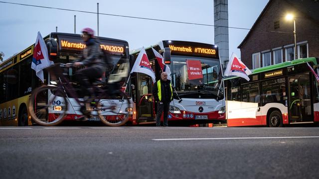 Tarifkonflikt mit Folgen: Warnstreik legt große Teile des kommunalen Nahverkehrs lahm