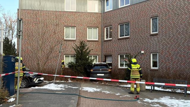 Haus wird abgestützt: 77-Jähriger kracht mit Auto gegen Ärztehaus in Emden