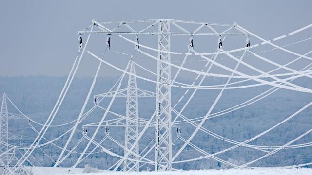 Dauerfrost: Eis an Stromleitungen – Netzbetreiber will Gerüste errichten