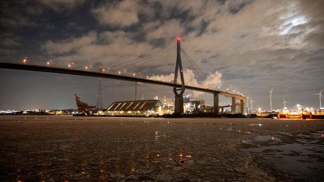 Winterliche Schifffahrt: Eisschollen behindern Fähren im Hamburger Hafen