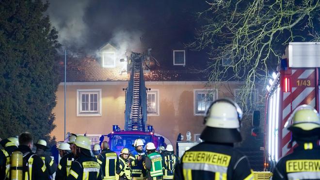 Brände: Die Feuerwehr geht nach ersten Erkenntnissen von einem Totalschaden an dem Gebäude aus. (Symbolbild)