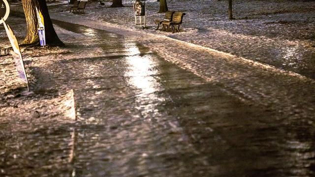Glätte-Gefahr steigt wieder: Neuer Eisregen erwartet - Winter erschwert weiter den Alltag