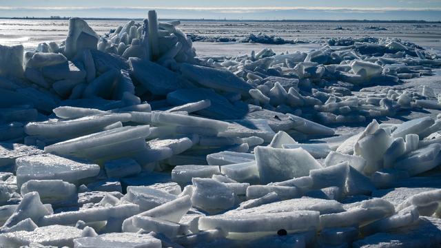 Frost an der Küste: Rügen: Eisschollen türmen sich zu meterhohen Eisbergen auf