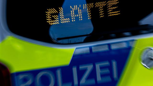 Polizeieinsatz: Schulbus rutscht auf glatter Straße in Graben