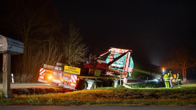 Bergungsarbeiten laufen: Der Schwertransporter ist von der Straße abgekommen.