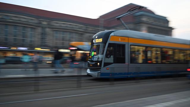 Verkehr: Entgleiste Straßenbahn in Leipzig geborgen - Verkehr rollt