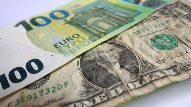 Weltleitwährung unter Druck: Trumps Politik schwächt Dollar – Experten sehen Risiken