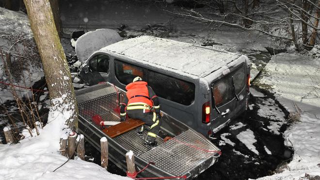 Unfall: Der Transporter kam in einer Kurve von der Fahrbahn ab.