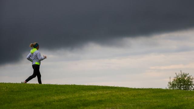 Streit eskaliert: Zwei Männer attackieren Joggerin – Mann beißt Frau ins Bein