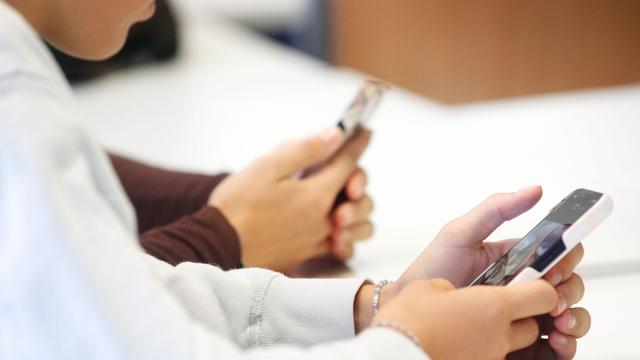 Großbritannien: Britisches Oberhaus stimmt für Handyverbot an Schulen