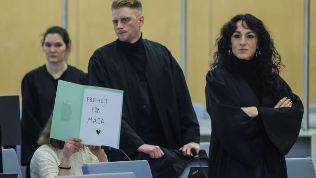 Prozess gegen Antifa-Ost: Düsseldorf: Tumult in Gerichtssaal nach Urteil gegen Maja T.