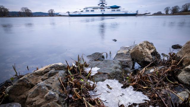 Folgen des Winterwetters: Eis auf der Elbe - Fähre 