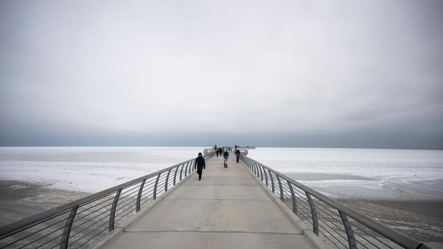 Eis auf der Ostsee: Eis um Inselhafen und Seebrücke - Seenotretter umgezogen