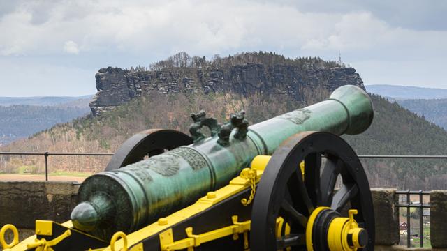 Freilichtmuseum: Festung Königstein lockt mit Kanonendonner und Märchenfesten