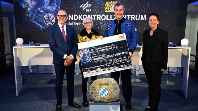 Raumfahrt: Söder übergibt 58 Millionen für neues Mondkontrollzentrum