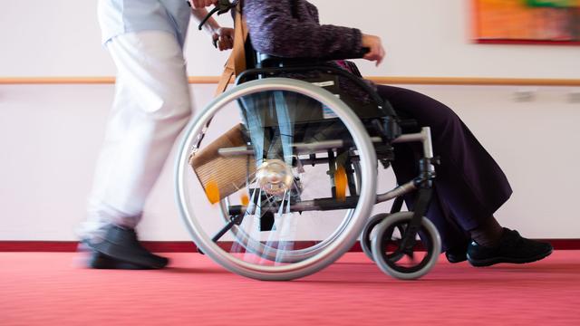 Pflege: Weniger Kontrollen in Heimen - Landtag beschließt Gesetz