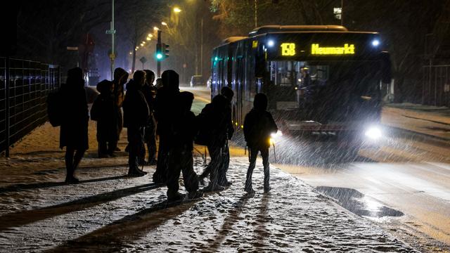 Glätte und Schnee: Winterwetter bremst Nahverkehr – Wo Pendler Geduld brauchen