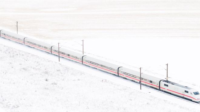 Schnee, Eis, Kälte: Die Winterwitterung stellt die Deutsche Bahn derzeit zwischen Berlin und Hannover vor Probleme. (Archivbild)