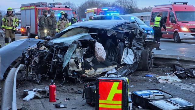 Sperrung von A2 bei Kamen: Auto prallt gegen Schallschutzwand – Fahrer schwer verletzt