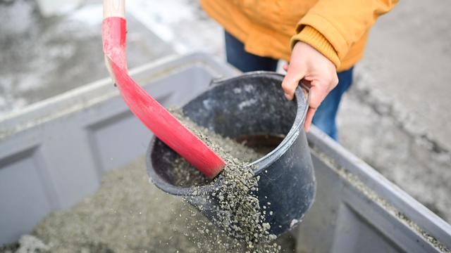 Glätte in Berlin: BSR verteilt kostenloses Streugut an weiteren Standorten