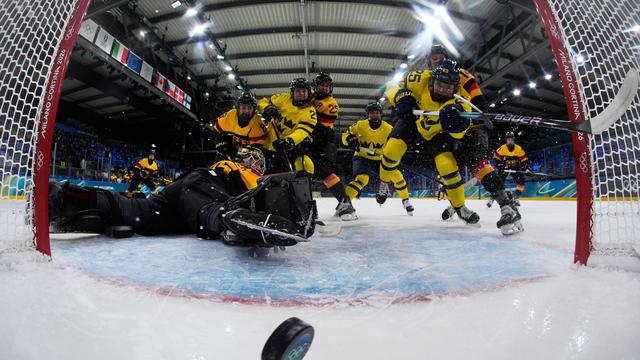 Olympische Winterspiele: Dämpfer zum Start: Eishockey-Frauen verlieren gegen Schweden