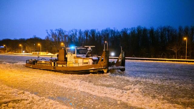 Winterwetter: Eis auf den Wasserstraßen legt Schifffahrt lahm