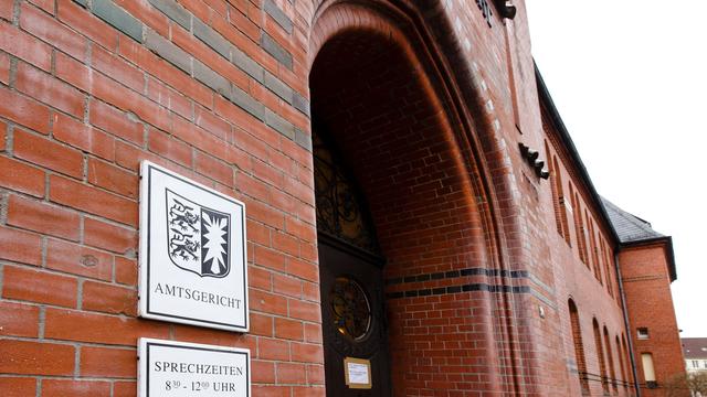 Prozess in Neumünster: Gericht entscheidet: Angeklagter Tierarzt nicht mehr in Haft