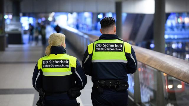 Reaktionen auf Angriff: Getöteter Zugbegleiter: Forderungen nach Bodycams mit Ton