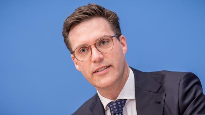 Rente: Manuel Hagel hält die Rente ab 70 für unausweichlich. (Archivbild)