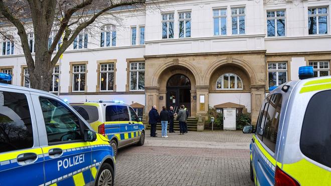 Kriminalität: Nach einer Schlägerei vor dem Amtsgericht in Unna stehen Polizeiautos vor dem Gebäude.