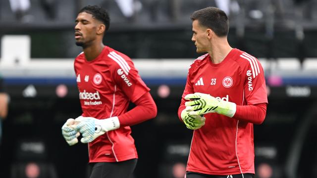 Bundesliga: Neu-Trainer Riera lässt Frankfurter Torwart-Frage offen