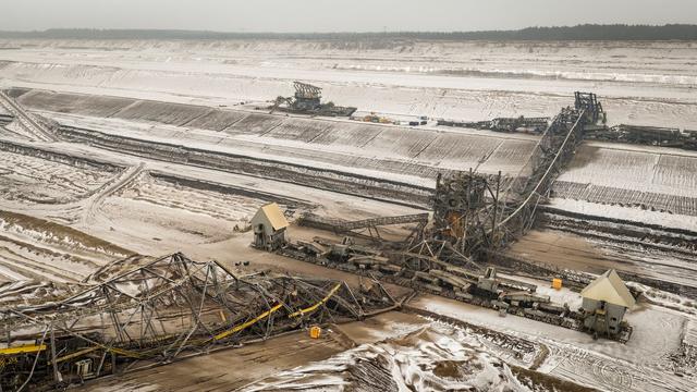 Sprengung Abraumförderbrücke: Bergbau-Koloss gesprengt: Ära im Braunkohlerevier endet