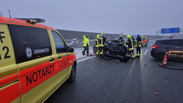 Glatteis-Unfälle: Unfallserie auf glatter A10 mit zahlreichen Verletzten