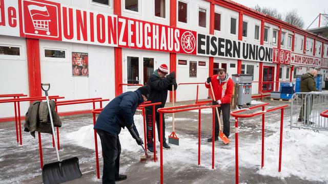 Fußball-Bundesliga: Union-Fans helfen beim Schneeschippen vor Frankfurt-Spiel