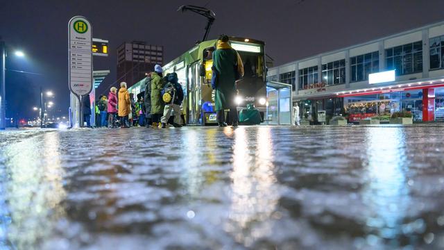 Busausfälle: Vereiste Straßen: Busverkehr in Südbrandenburg gestört