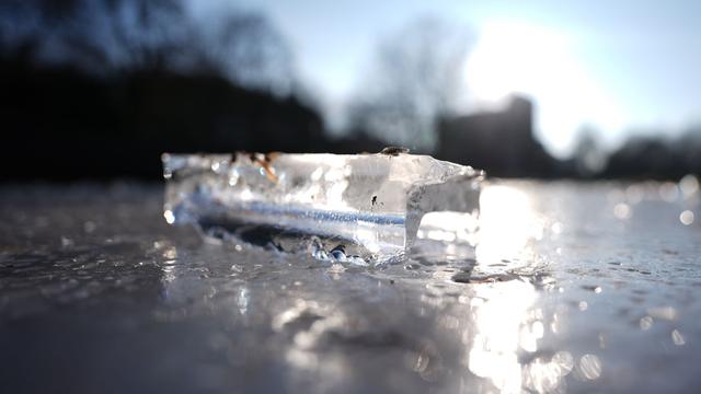Gefrorener Fluss: Waghalsige Flussüberquerung – Radfahrer bricht durchs Eis