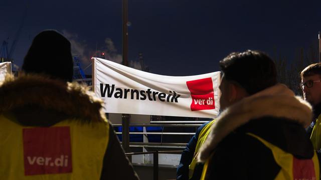 Tarifverhandlungen: Warnstreik in Häfen – 350 Teilnehmer bei Kundgebung in Emden