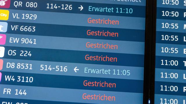 Winterwetter: Ausharren am BER - Blitzeis legt Flugbetrieb lahm